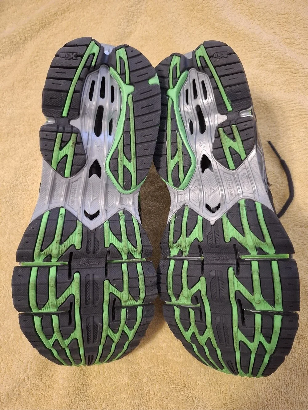 Mizuno grey neon
